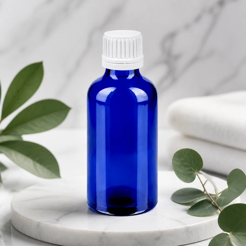 50ml pullo 11mm kierrekorkki valkoinen väärentämisen estävä korkki BlueLine UT18/50 BlueLine UT18/50 Tyylikäs 50ml BlueLine-lasipullo, jossa valkoinen UT18-korkki marmorisella alustalla.