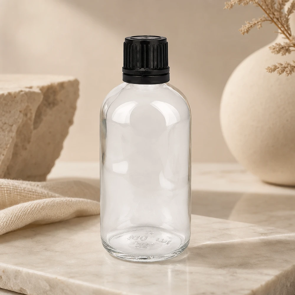 100ml pallopullo 8mm kaatorengas musta vakiosuljin ClearLine UT18/1 ClearLine UT18/1 Sylinterimäinen 100 ml:n kirkas lasipullo, jossa on uurrettu musta korkki marmoritaustalla