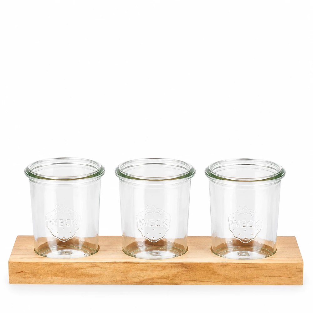 Tarjoilulautanen Plano3 ja 3 kpl Weck-lasipurkkia (160 ml) Plano3 puinen tarjoilulauta, jossa on kolme Weck 160ml -mukia dippejä, mausteita ja välipaloja varten.