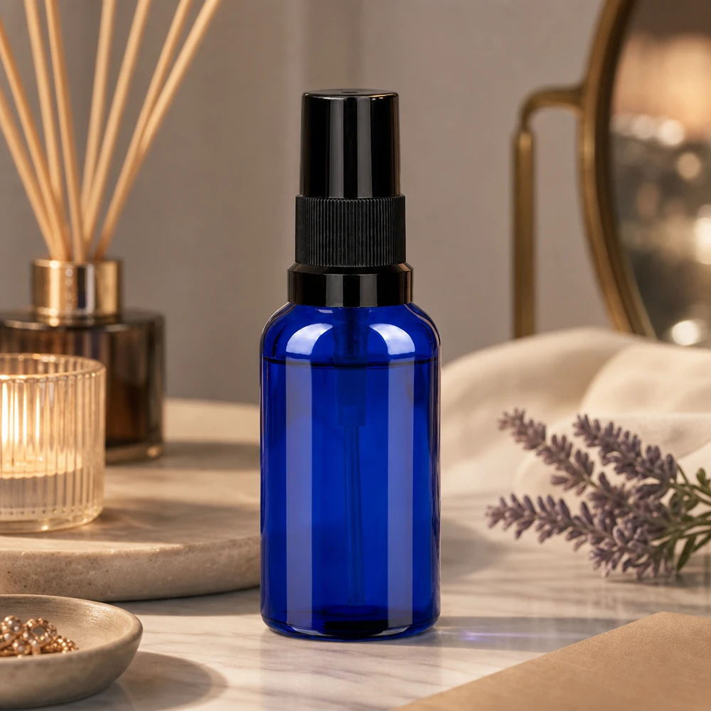 30ml suihkepullo musta vakiokorkki BlueLine UT18/30 Laadukas 30 ml:n suihkepullo sinisestä lasista, jossa on käytännöllinen musta STD BlueLine -suihkupää.