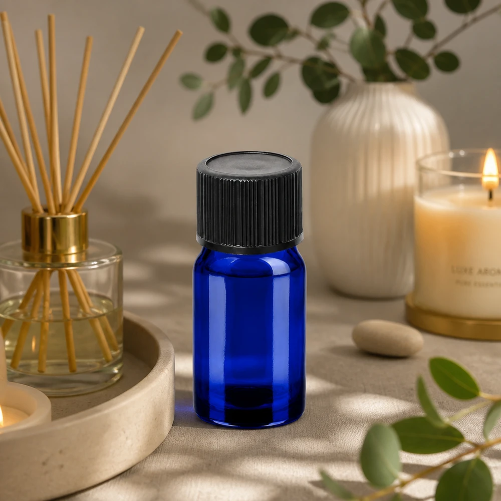Pieni 5ml tippapullo sinisestä lasista, jossa on käytännöllinen tiputuskorkki aromaterapiaa varten.