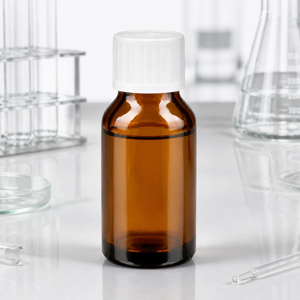 30 ml:n ruskealasinen lääkepullo, jossa on valkoinen KiSi-kierrekorkki ja 1,2 mm:n tiputuskärki laboratoriossa