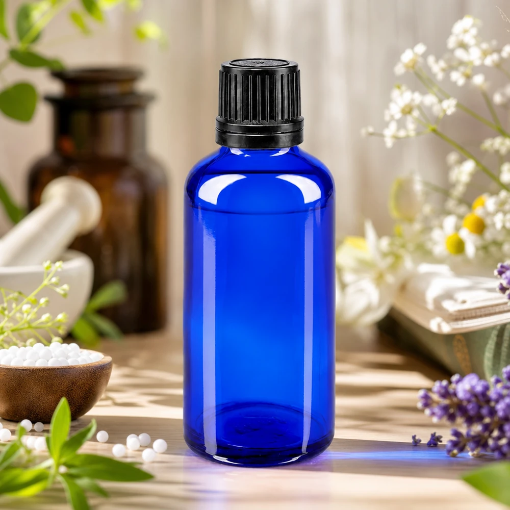 Apteekkipullo sininen 50ml ruuvikorkki musta valurengas peukaloinnin estävä sulkeminen Sininen 50 ml:n apteekkipullo, jossa on musta alkuperäinen korkki ja jota ympäröivät laventeli- ja kamomillankukat