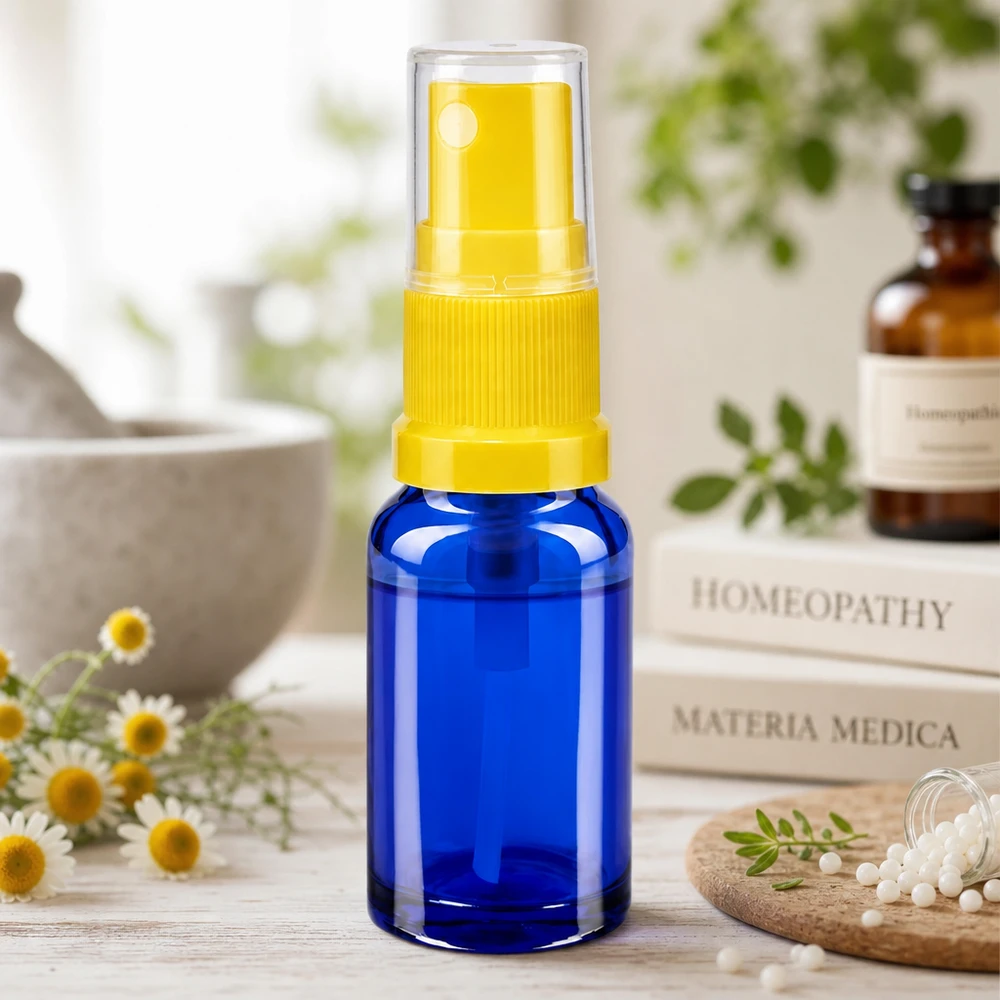 Homeopaattinen suihkepullo, 10 ml, sininen lasi, keltainen pumppusuihkutin, STD-malli, ApoGlas