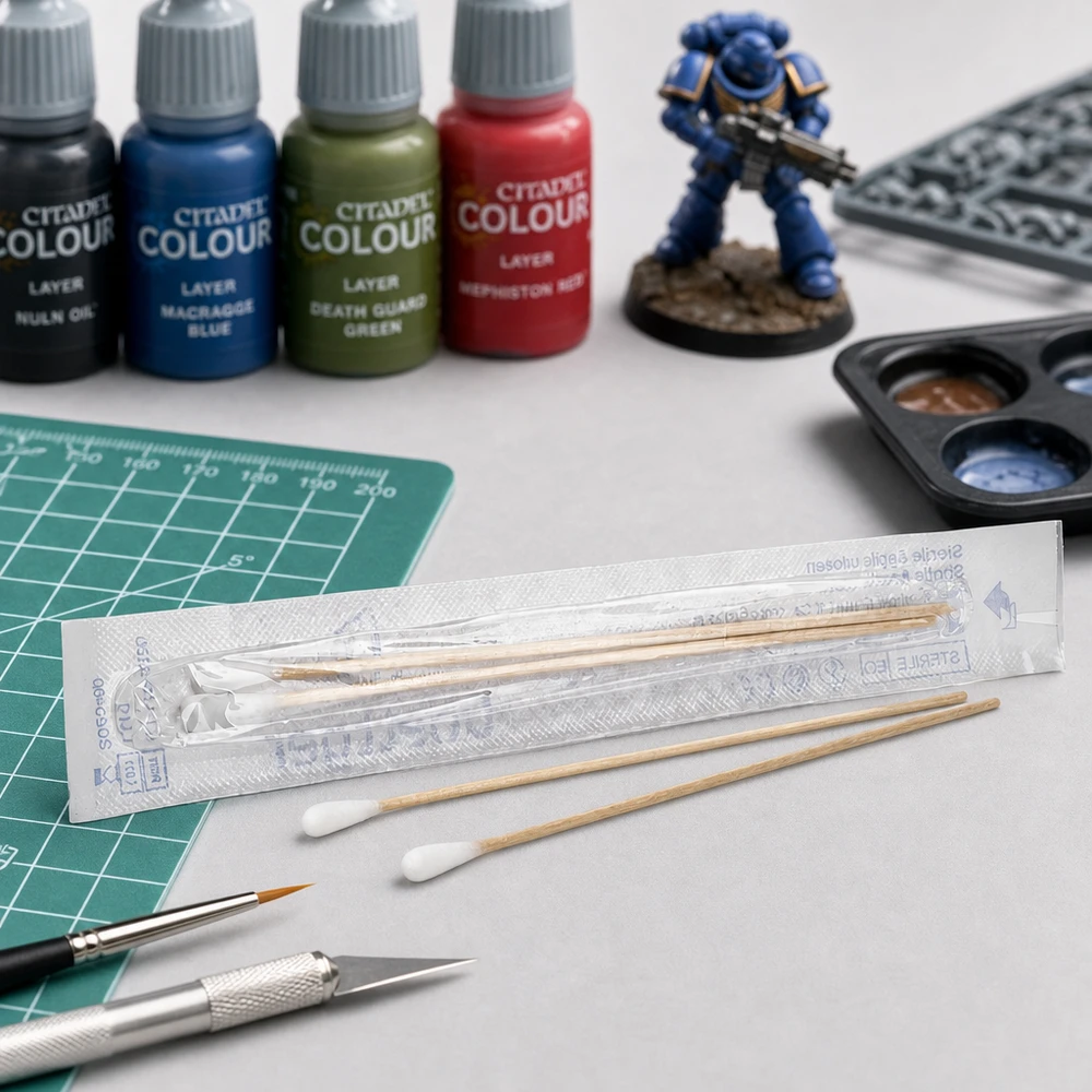 Sterilisoidut vanupuikot miniatyyrien maalaamiseen sekä Citadel Colour -värit ja siveltimet