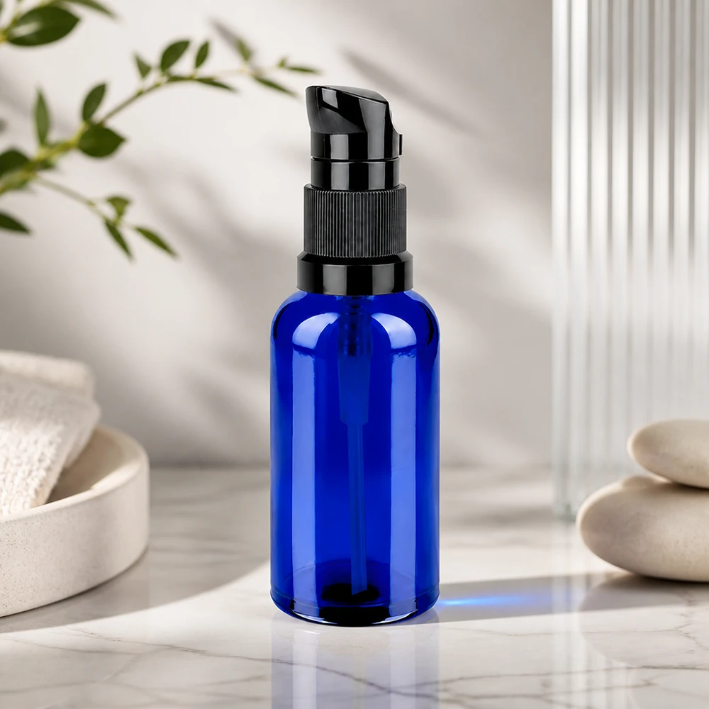 50 ml:n pumppupullo musta vakiokorkki BlueLine UT18/50 Elegantti sininen lasipullo 50ml mustalla pumppukorkilla laadukkaille kosmetiikkatuotteille STD BlueLine