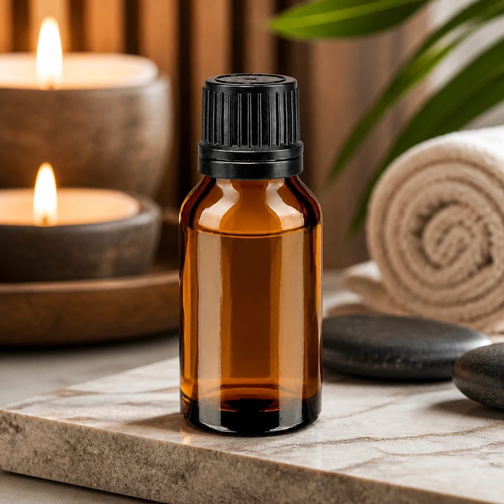 Apteekkipullo ruskea 15ml ruuvikorkki musta kaatorengas peukaloinninesto sulkeminen. 15 ml:n valolta suojaava apteekkipullo, meripihkaväristä lasia, alkuperäisellä korkilla, marmorialustalla