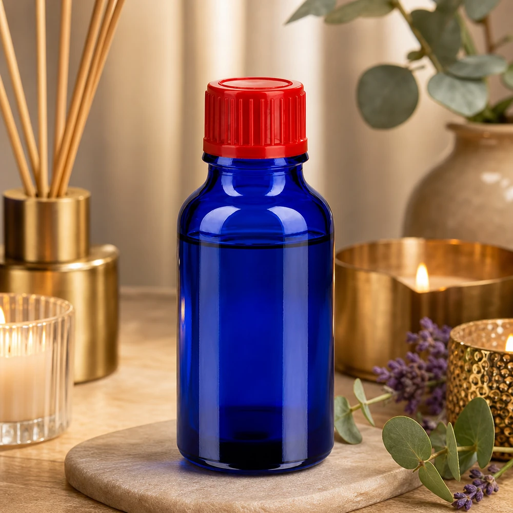 Pienikokoinen 20ml lasipullo punaisella korkilla, ihanteellinen matkoille ja liikkeellä oloon.