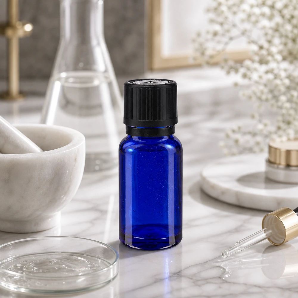 Apteekkipullo sininen 10ml tippapullon korkki kaatorengas 1mm musta lapsilukko sokea varoitussymboli tamper evident sulkeminen 10 ml:n sininen lasipullo, jossa on musta tippakorkki, marmorilla Erlenmeyer-pullon ja morttelin vieressä