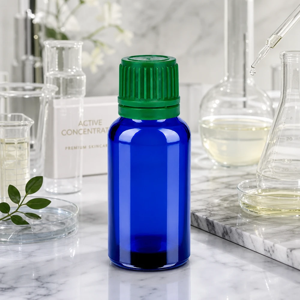 Kompakti 20 ml:n pullo, jossa on vihreä, väärentämisen varmentava korkki laboratorio- ja kosmetiikkateollisuuteen.