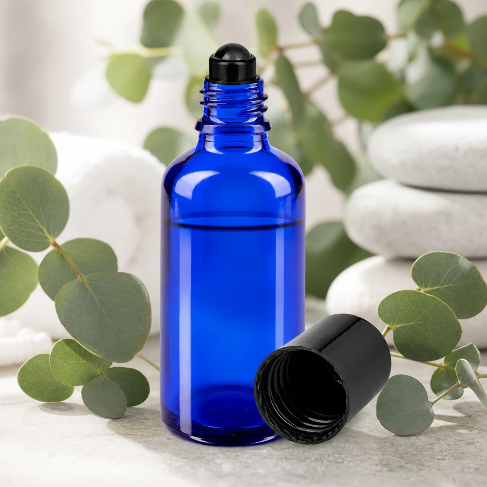 Apteekkipullo sininen 50ml roll-on korkki musta Valonpitävä koboltinsininen 50 ml:n roll-on-pullo UV-suojalasista, jossa on musta pallomainen annostelija