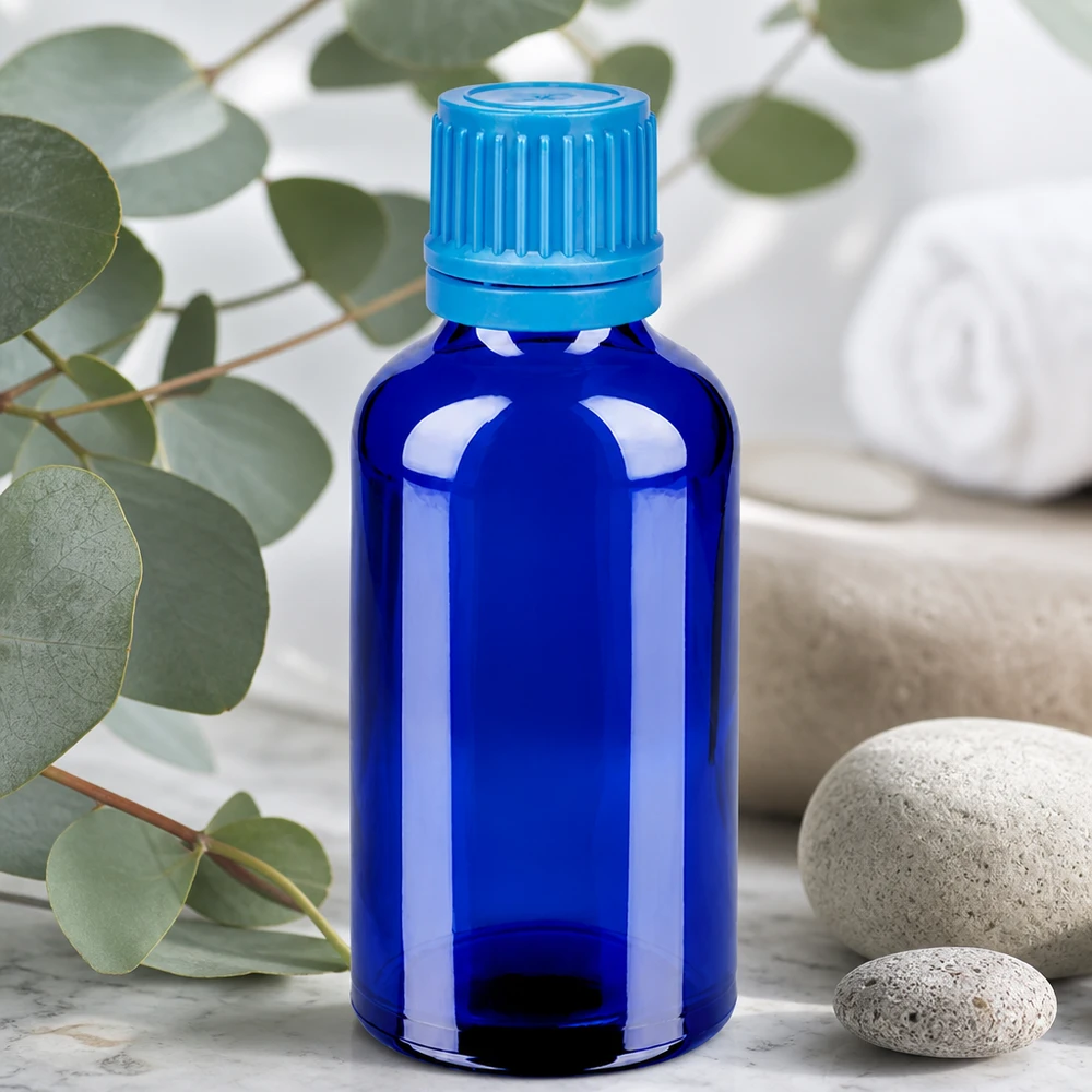 Kompakti 50 ml:n tippapullo sinisestä lasista, jossa on lapsiturvallinen korkki laboratoriosovelluksiin.