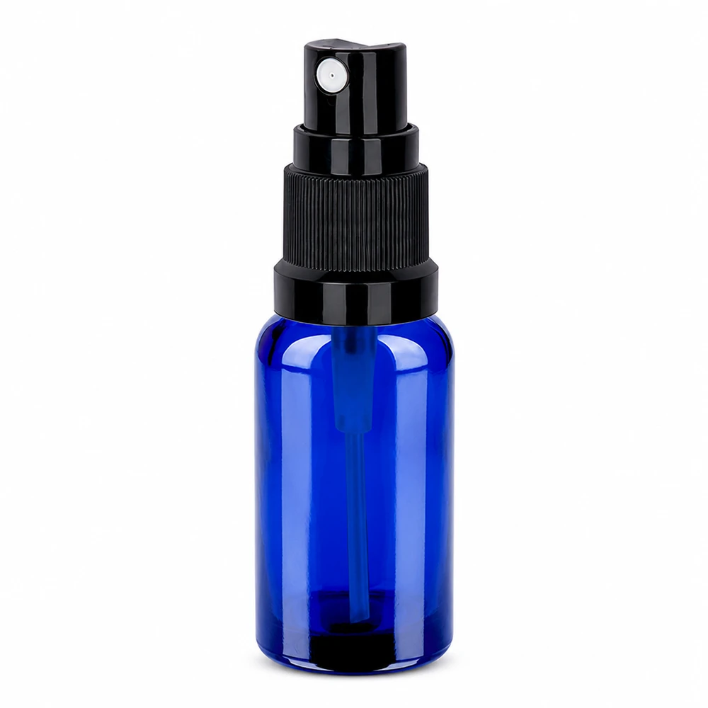 20ml suihkepullo musta vakiokorkki BlueLine UT18/20 Pienikokoinen 20 ml:n lasinen suihkepullo tyylikkään sinisessä värissä, jossa on musta pumppusumutin tarkkaa annostelua varten.