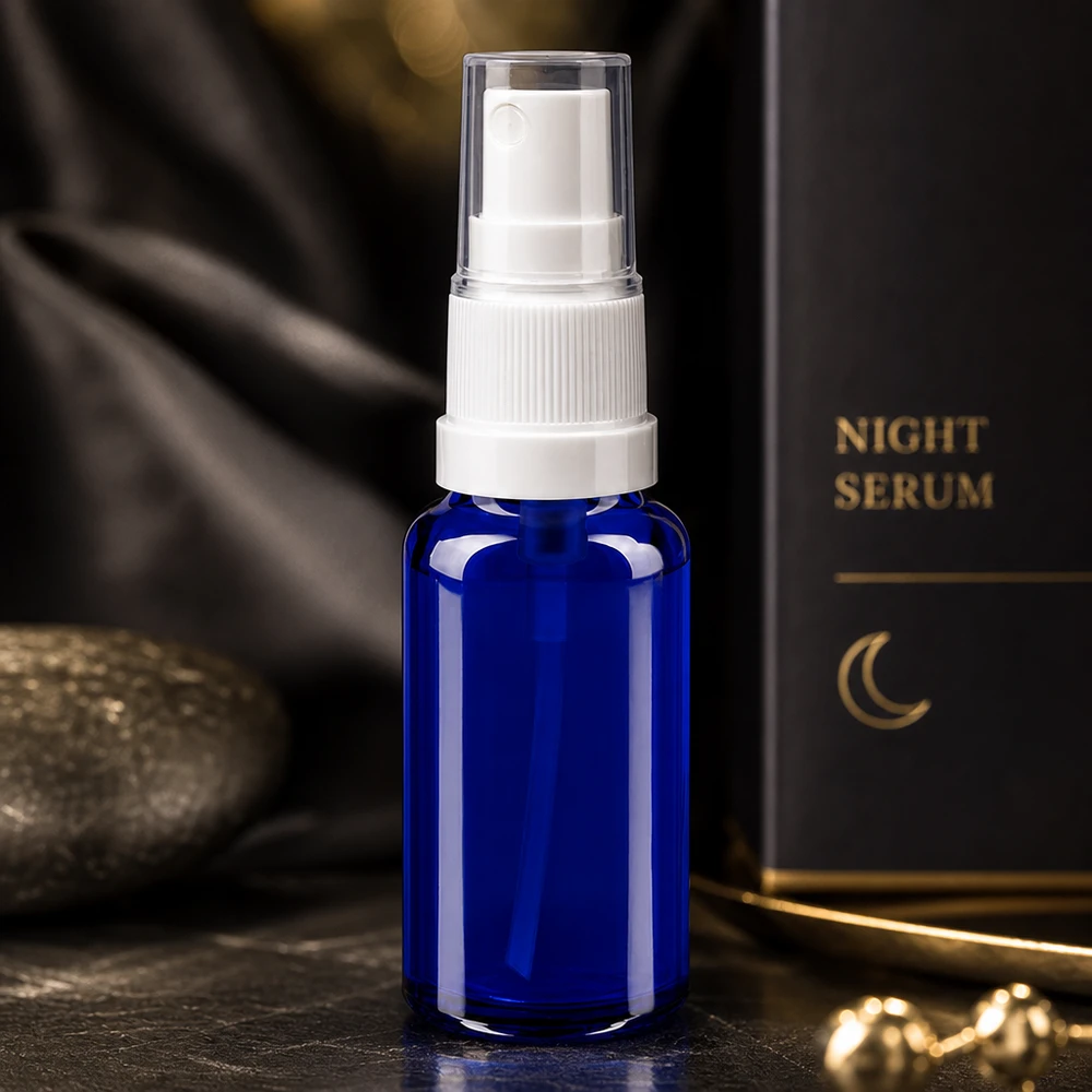 Apteekkipullo sininen 20ml suihkutuslisäosa valkoinen kpl. 20 ml:n sininen lasipullo sumutuspäällä, yöseerumin pakkaus, tyylikäs kosmetiikkapullo, ApoGlas