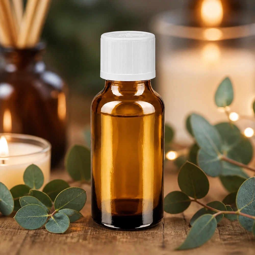 Apteekkipullo ruskea 20ml kierrekorkki valkoinen lapsiturvallinen standardi 20 ml:n ruskea apteekkipullo, jossa on valkoinen turvakorkki, eteerisille öljyille ja aromaterapiaan