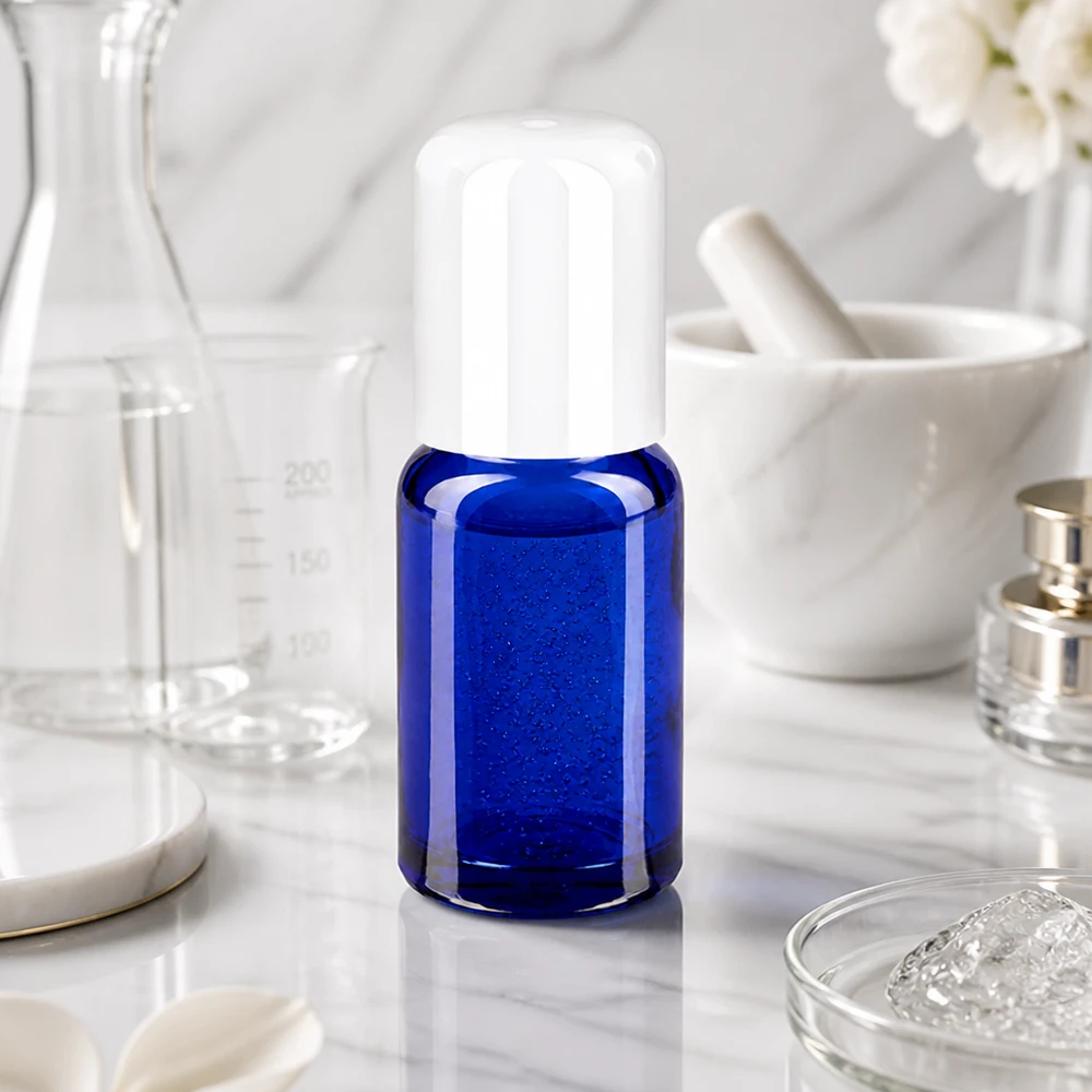 10ml roll-on-pullo STD BlueLine, jossa on valkoinen palloapplikaattori helppoa annostelua varten.