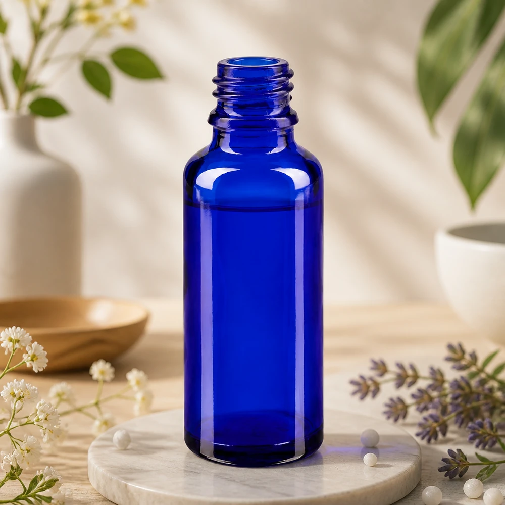 Tiputinpullo 30ml DIN 18 BLAUGLAS 30 ml:n sininen ApoGlas-apteekkipullo, jossa on kapea kierrekorkki tippakohtaista annostelua varten