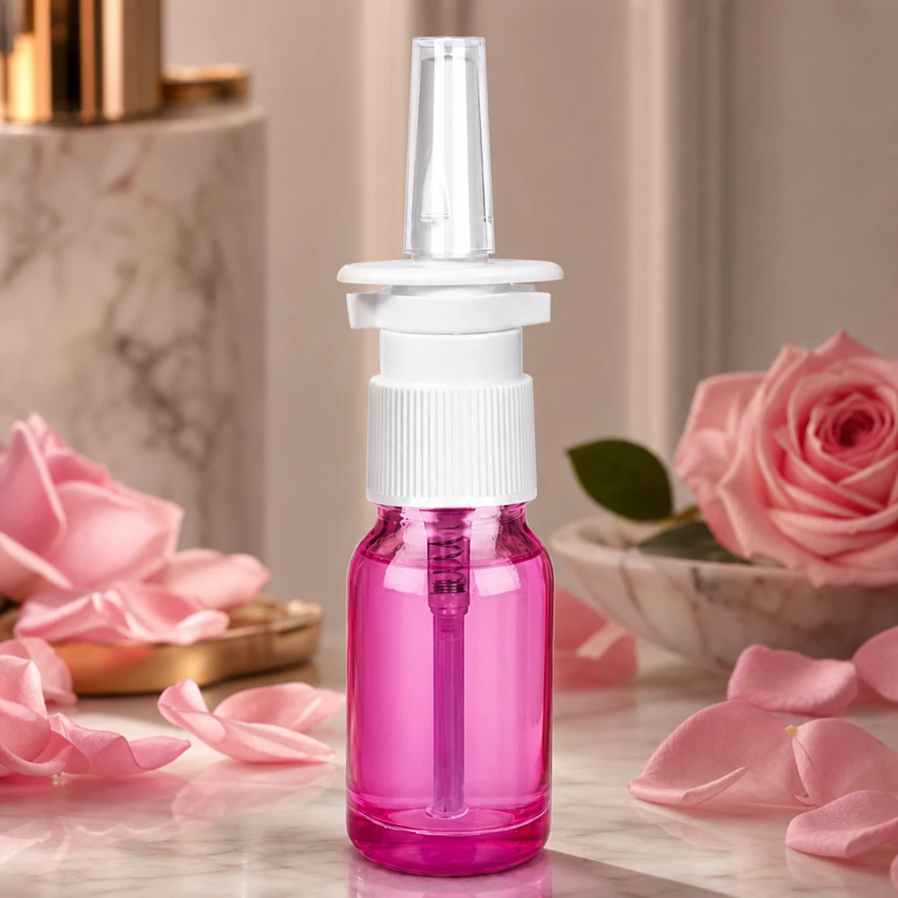 10ml lasinen nenäsumutepullo violetissa valossa valkoisella pumppusumuttimella nenänhoitoon.