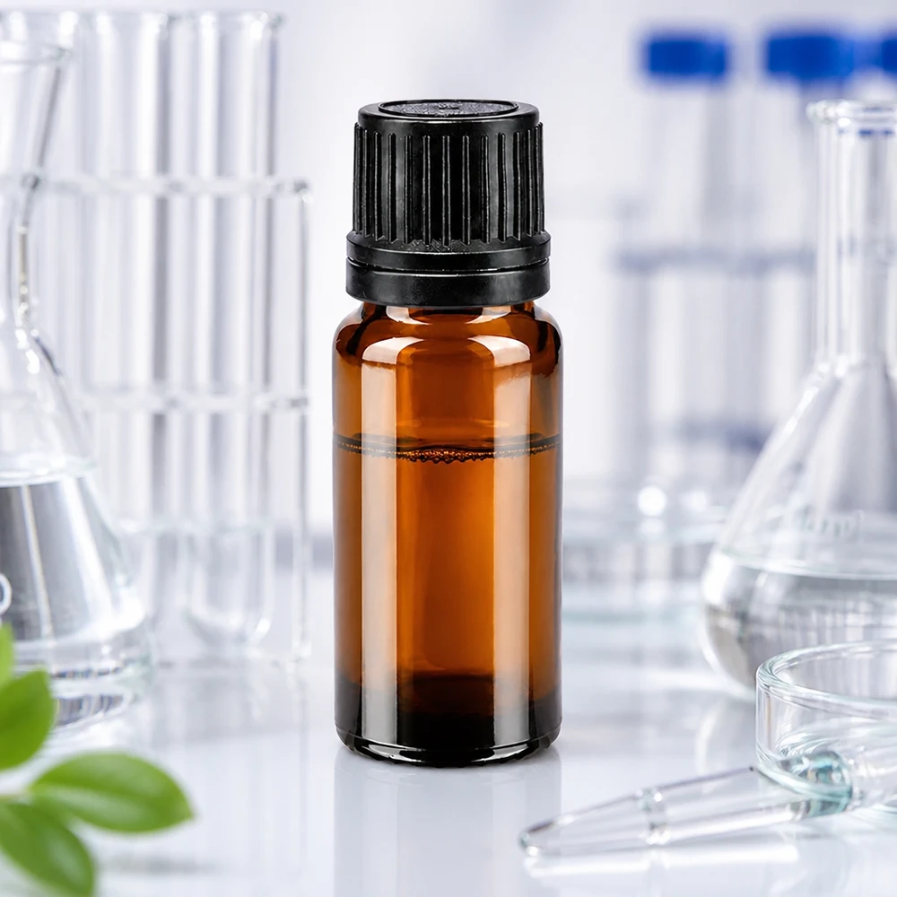 10 ml:n ruskealasi pullo, jossa on musta kierrekorkki ja tiputuslaite, laboratoriokäyttöön