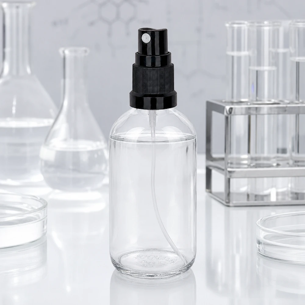 100 ml:n ClearLine-suihkepullo UT18/100, jossa on musta suutin, laboratoriolasitavaroiden joukossa