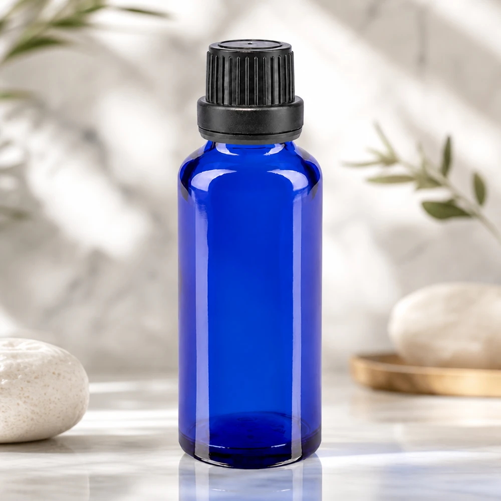 Apteekkipullo sininen 30ml ruuvikorkki musta sinetöivä sisus tamper evident sulkeminen Pieni 30 ml:n apteekkipullo koboltinsinisestä lasista, jossa on musta lapsiturvallinen kierrekorkki
