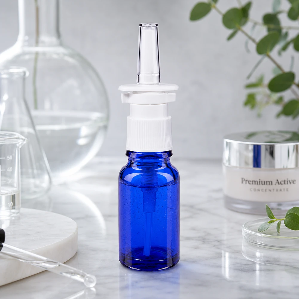 Apteekkipullo sininen 10ml nenäsumutin valkoinen standardi Kompakti 10 ml:n nenäsumutepullo, sininen, valkoisella pumppukorkilla, marmoripinta