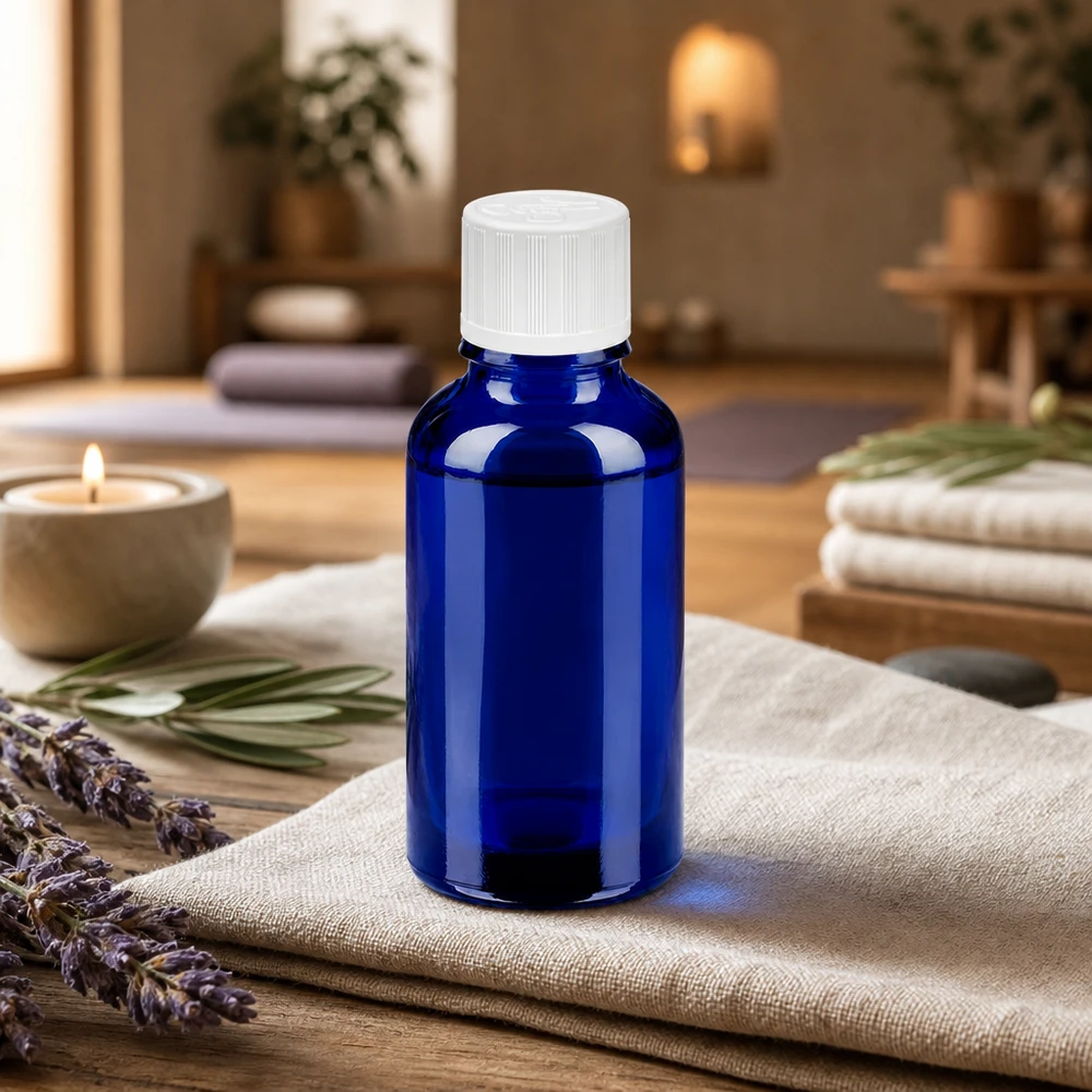 Kompakti 30ml lasipullo tyylikkäässä koboltinsinisessä värissä, jossa on turvallinen kierrekorkki jokapäiväiseen käyttöön.