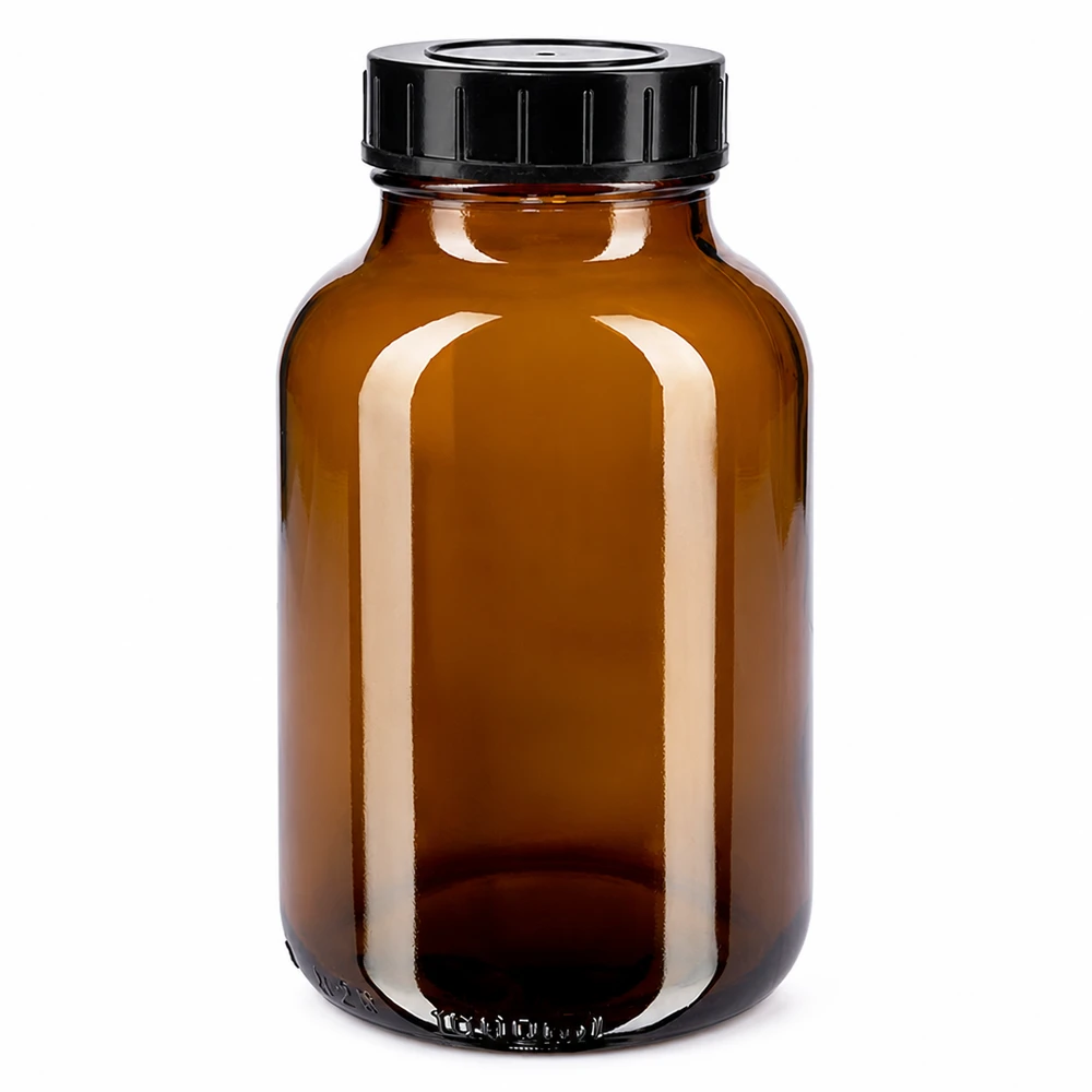 1000ml leveäkaulainen meripihkalasipullo, jossa on kierrekorkki. 1000 ml:n laajakaulainen pullo meripihkanväristä lasia, jossa on musta kierrekorkki säilytystä varten.