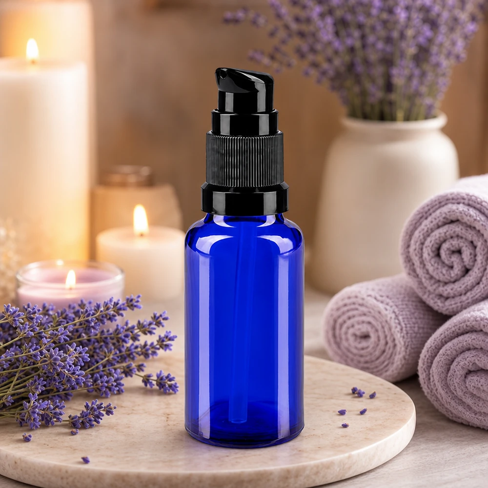 Apteekkipullo sininen 20ml pumppukorkki musta standardi Pieni sininen 20 ml:n pumppupullo apteekkilasista, jossa on musta annostelupää kosmetiikkakäyttöön