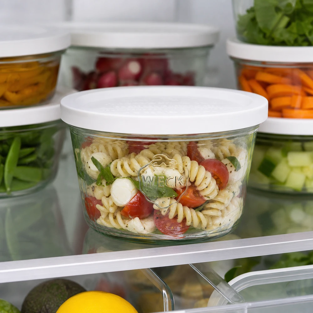 370 ml:n lasipurkki, jossa on tuoreuskansi, WECK RR100 WECK 370ml RR100-lasit täynnä pastasalaattia jääkaapissa tuoreen ruoan säilytystä varten.