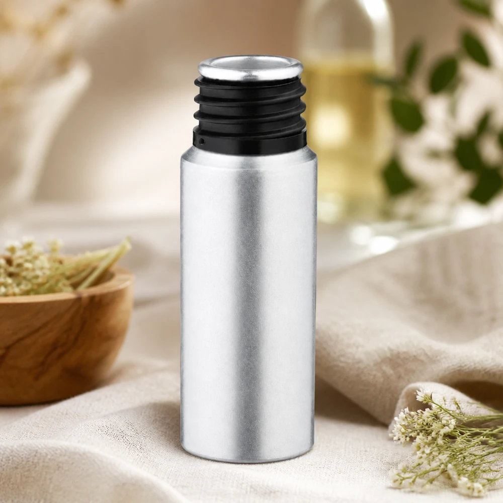 Sylinterinmuotoinen 20 ml:n peitattu alumiinipullo, jossa on sileä pinta ja ergonominen muotoilu.