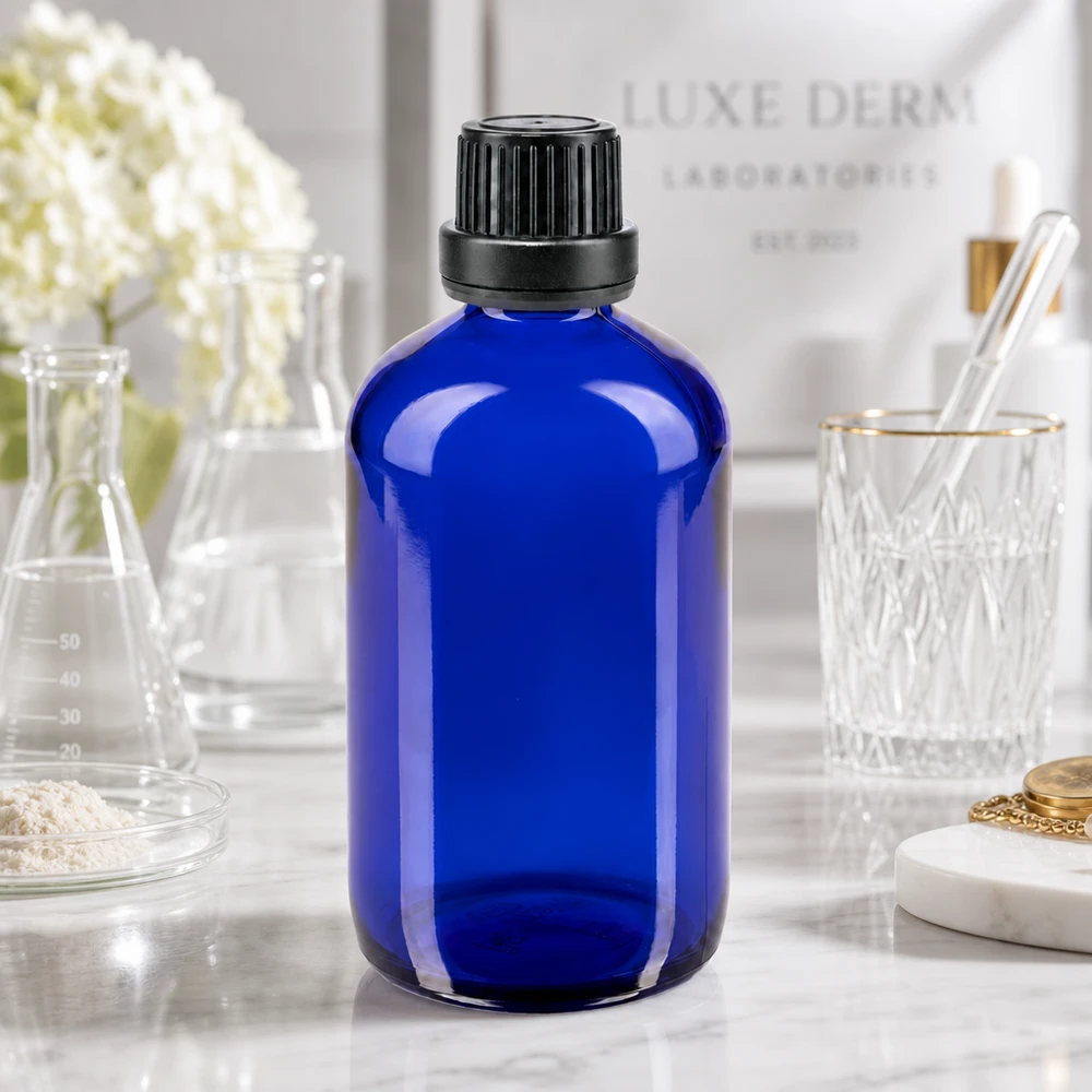 Apteekkipullo sininen 100ml ruuvikorkki musta näpistysvarma suljin Sininen 100 ml:n lasipullo, jossa on musta alkuperäiskorkki, Luxe Derm Laboratorien taustalla