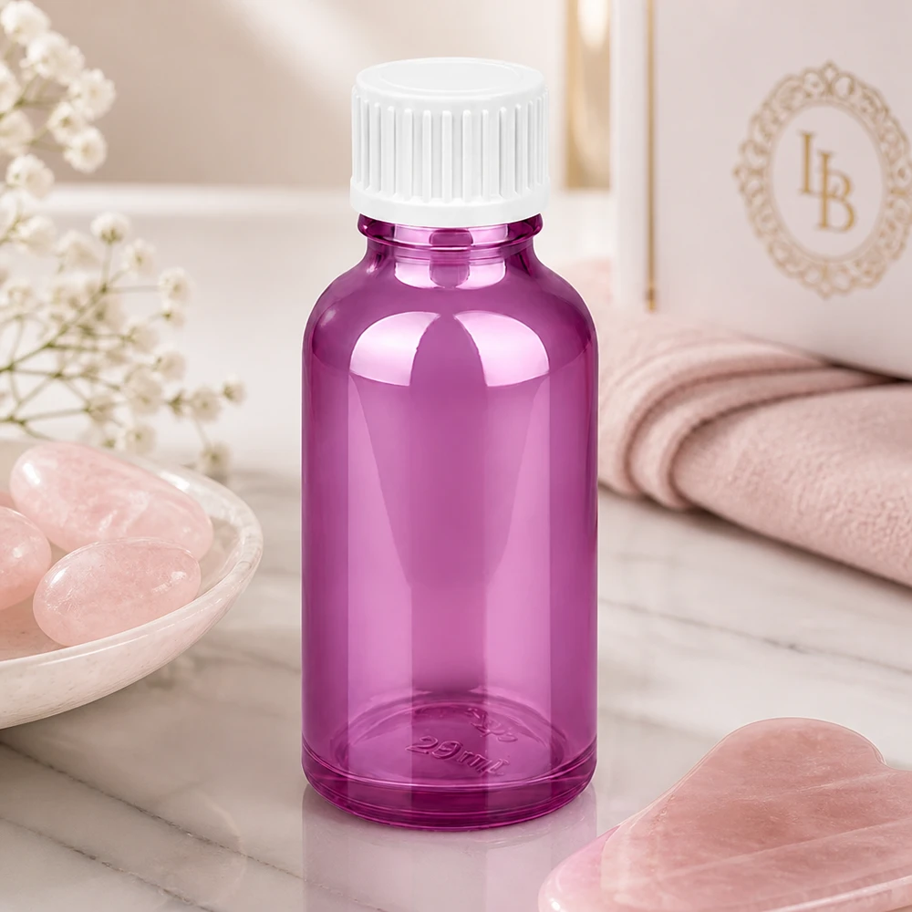 30 ml:n läpinäkyvä violetti lasiastia, jossa on uurrettu kierrekorkki nestemäisille tuotteille.