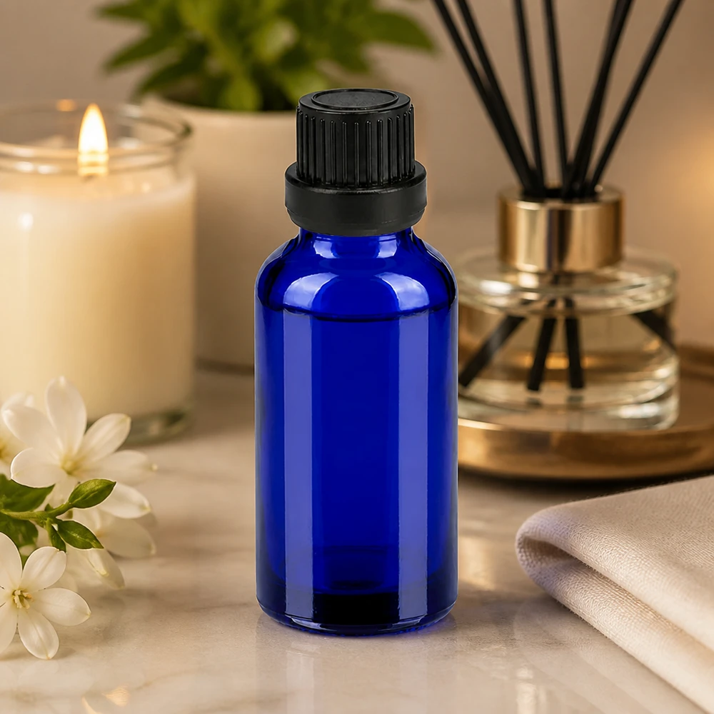 Pieni 30ml sininen lasipullo, jossa on musta tiputin, ihanteellinen DIY-kosmetiikkaan ja seerumeihin.
