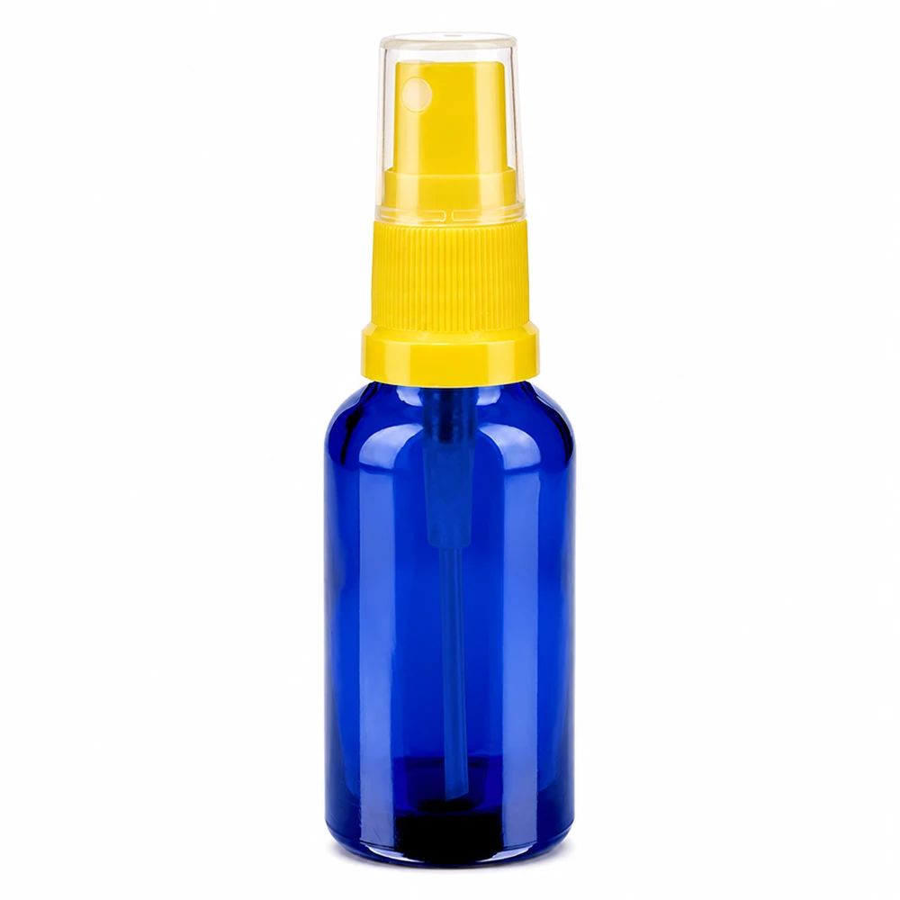 30ml suihkepullo sinisestä lasista, jossa keltainen pumppusumutin kosmetiikkaan ja eteerisiin öljyihin.