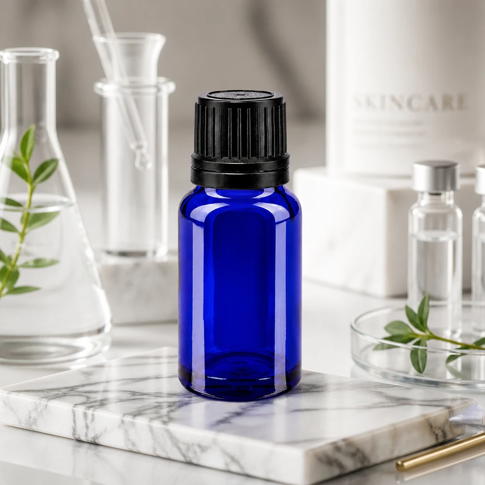 Apteekkipullo sininen 10ml ruuvikorkki musta kaatorengas sinetöityä sulkemista varten. 10 ml:n sininen apteekkipullo, jossa on musta OV-korkki, marmorilevyllä laboratoriomaisessa ympäristössä