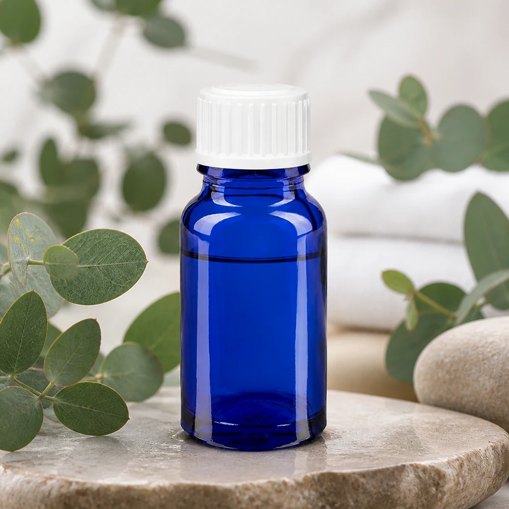 Apteekkipullo sininen 10ml ruuvikorkki valkoinen standardi Koboltinsininen 10 ml:n apteekkipullo, jossa on valkoinen tippakorkki, luonnonkivellä ja eukalyptuksen tuoksulla