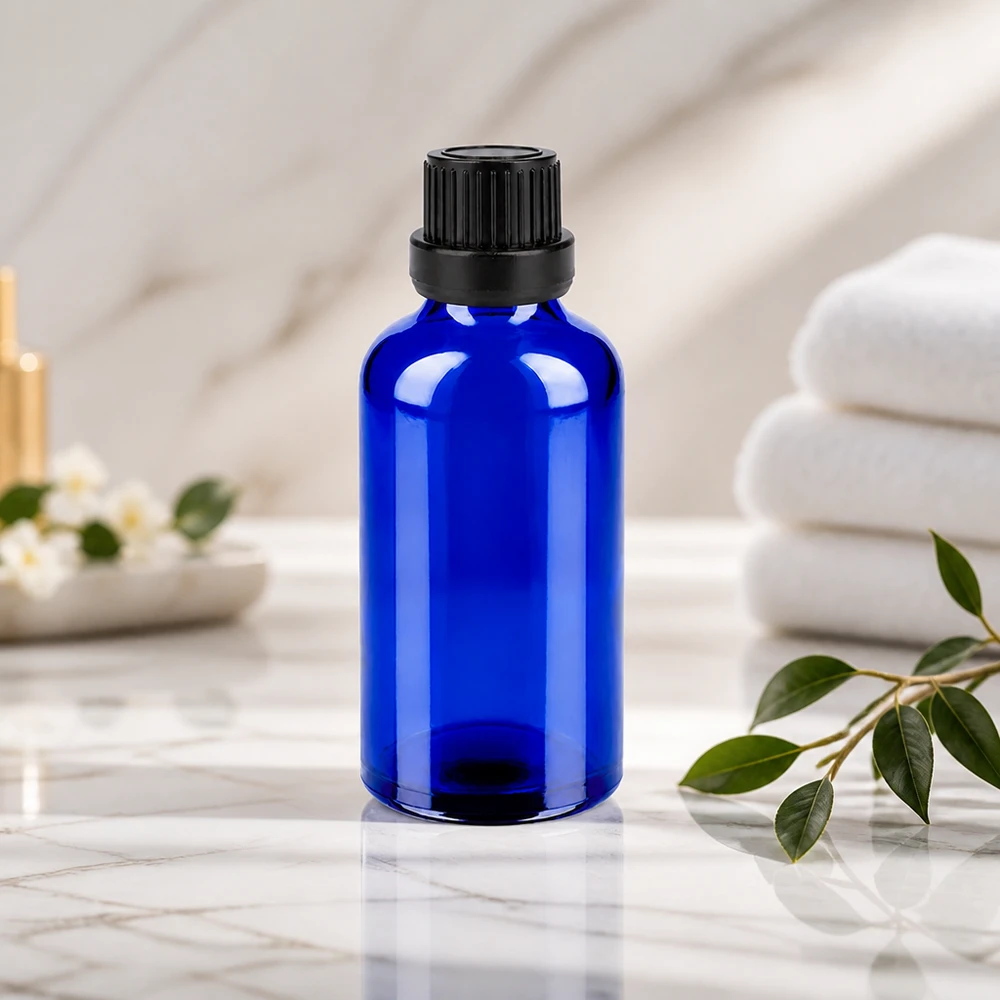 50ml pullo 11mm kierrekorkki musta väärentämisen estävä korkki BlueLine UT18/50 Elegantti sininen lasipullo 50ml, jossa on musta korkki luonnonkosmetiikalle ja öljyille.