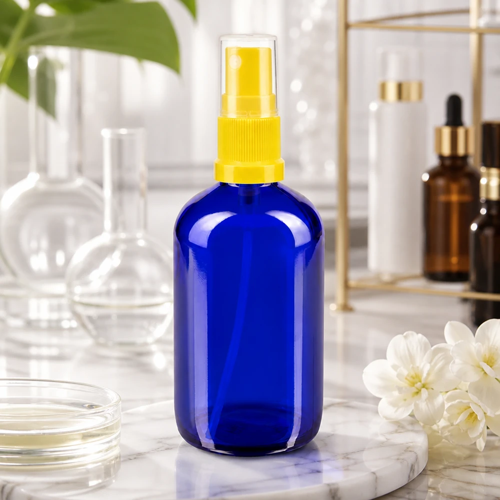 Apteekkipullo sininen 100ml spray-korkki keltainen Sininen 100 ml:n lasipullo, jossa on keltainen sumutinpää; UV-suojaus koboltinsinisellä apteekkilasilla