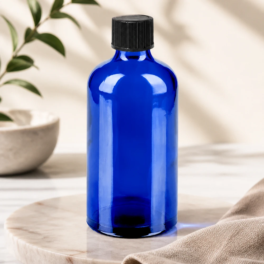 100ml tippapullo 1mm musta vakiosuljin BlueLine UT18/100 Koboltinsininen 100 ml:n tippapullo, jossa on vakiomusta korkki valolle herkkien aineiden turvalliseen säilytykseen.