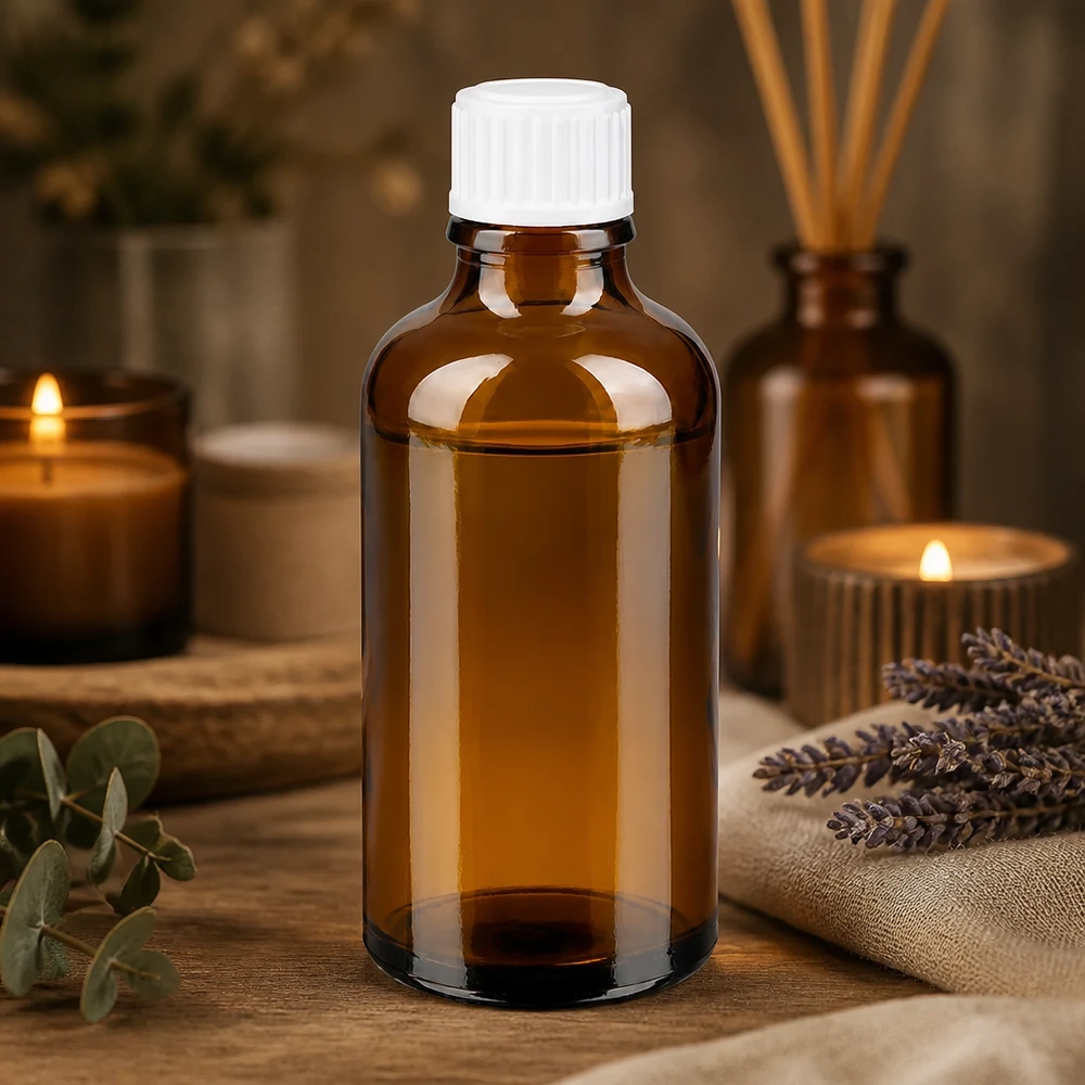 Apteekkipullo ruskea 50ml kierrekorkki valkoinen standardi Pieni ruskea apteekkipullo, 50 ml, valkoisella korkilla, jota ympäröivät aromaterapiatarvikkeet