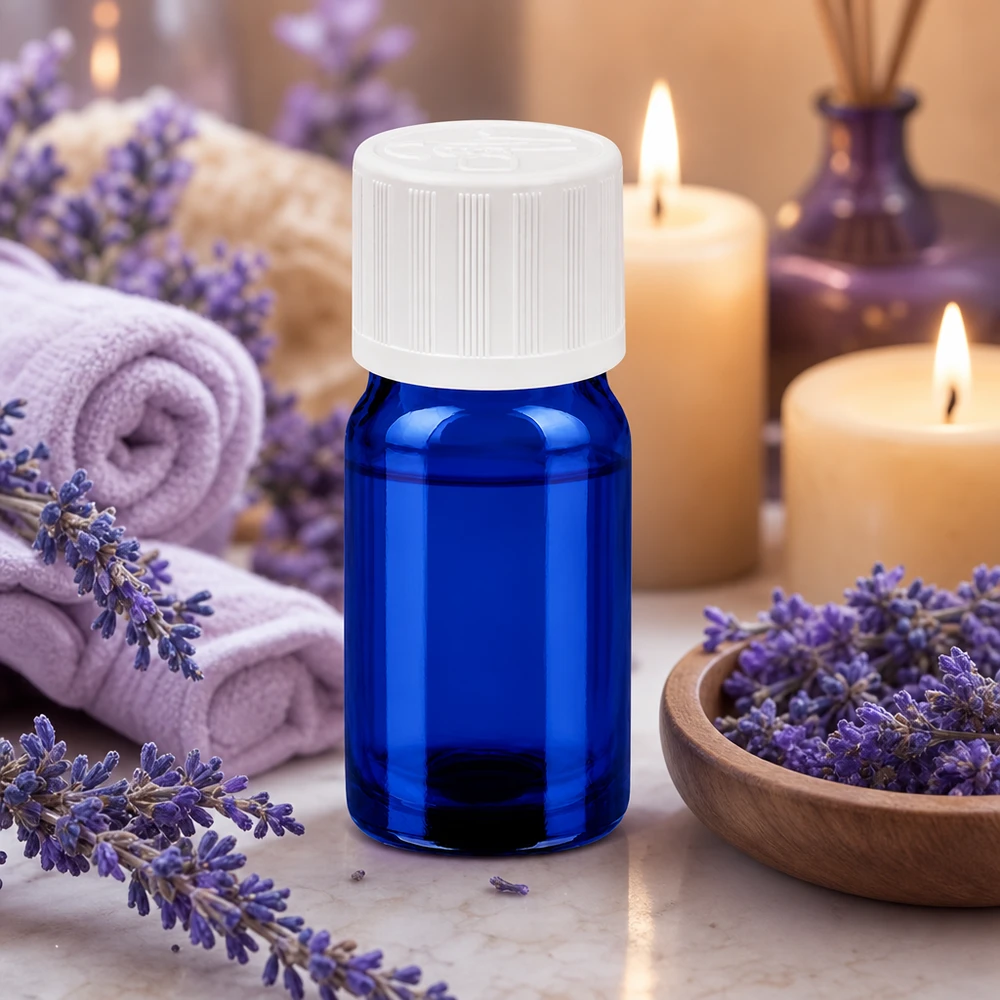 Pieni sininen lasipullo 5ml, jossa on lapsiturvallinen korkki, ihanteellinen eteerisille öljyille ja aromaterapialle.