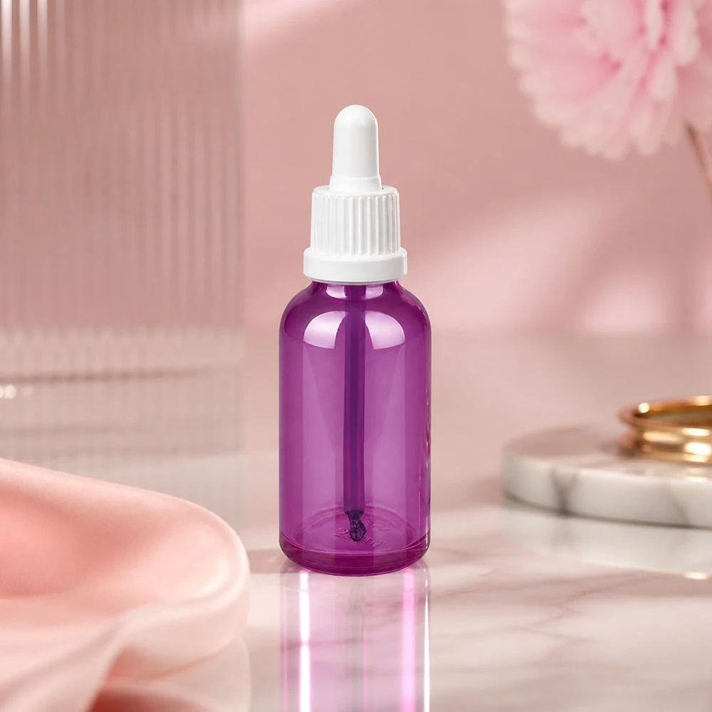 30ml pipettipullo valkoinen omaperäinen ruuvikorkki PurpleLine UT18/30 Pieni 30 ml:n pipettipullo violetista lasia, jossa on valkoinen pipettikorkki seerumeille.