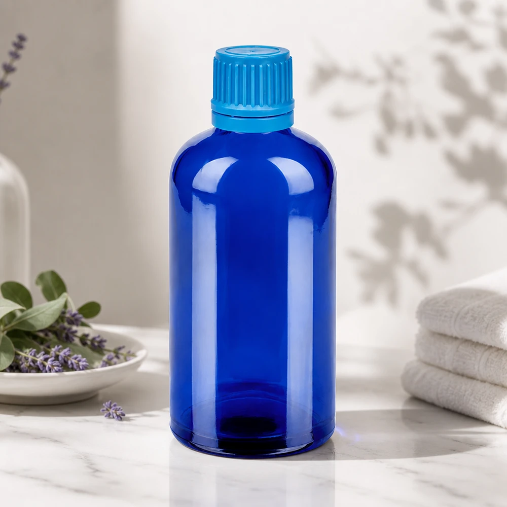 100ml BlueLine-lasipullo, jossa on UV-suoja sinisen värin ansiosta valolle herkille aineille.
