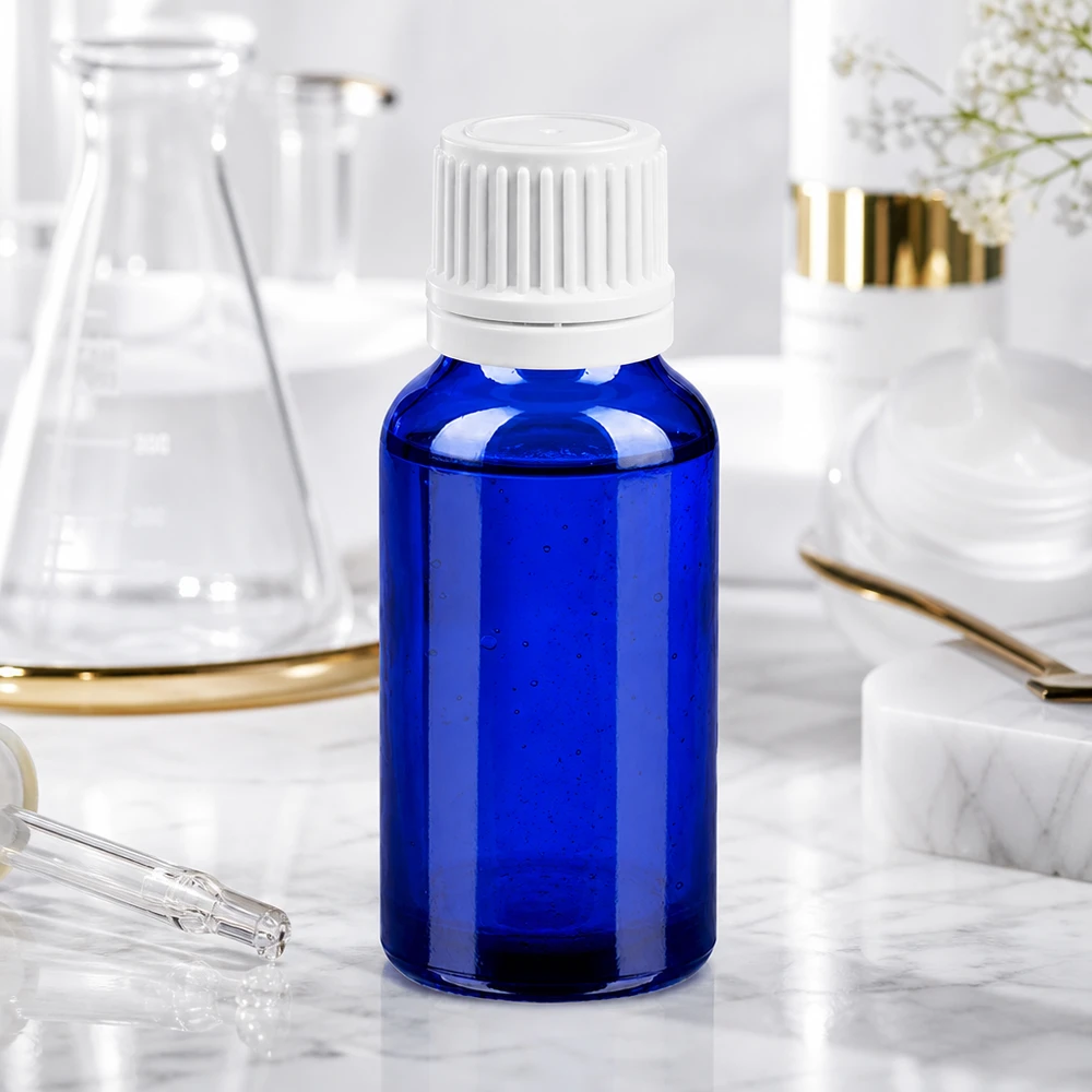20ml tippapullo 0.7mm valkoinen tamper-evident korkki BlueLine UT18/20 Korkealaatuinen 20ml lasipullo tyylikkään sinisessä värissä, jossa on lapsiturvallinen UT18/20-korkki.