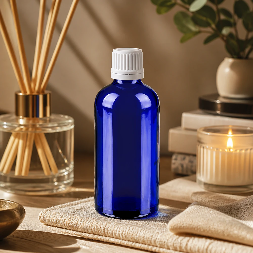 100ml pullo 11mm kierrekorkki valkoinen väärentämisen estävä sulkeminen BlueLine UT18/100 100ml sinivioletti lasipullo UV-suojalla ja valkoisella korkilla valolle herkille tuotteille.