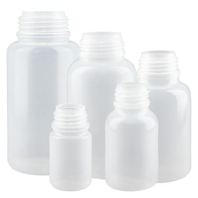 Leveäkaulaiset pullot, hiekkaväriset korkit