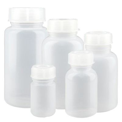 Leveäkaulaiset pullot korkilla